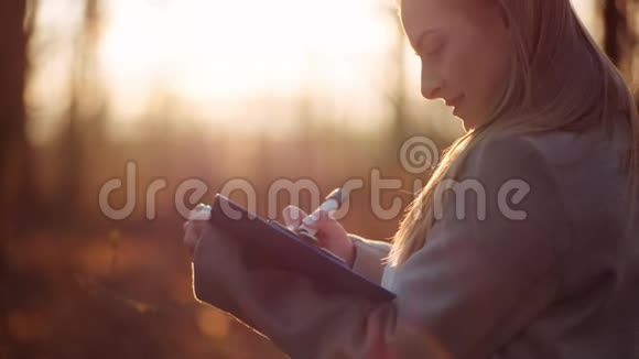 女人在纸上画着灿烂的日落视频的预览图