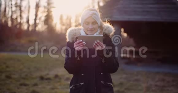 无线技术秋季公园使用数码平板电脑的女性视频的预览图