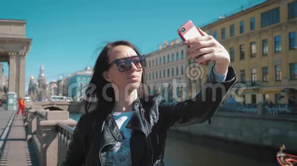 城市智能手机上的女孩自拍肖像游和旅游理念视频的预览图
