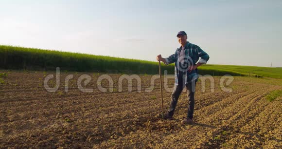 成功的农民持有农场农业的Hoe视频的预览图