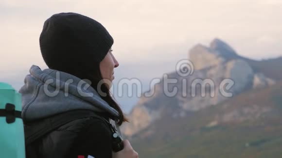 带背包的女旅行者在山上徒步旅行自由和幸福的概念视频的预览图