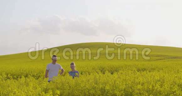 两名农民从事田间农业视频的预览图