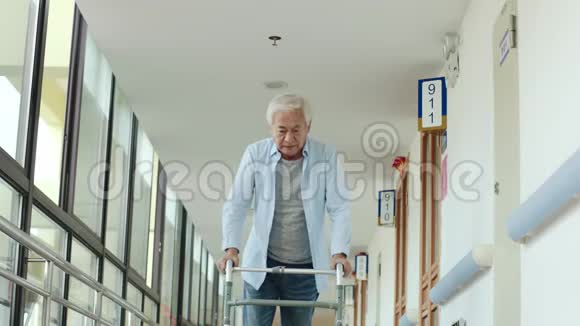 在养老院用步行器走路的亚洲老人视频的预览图