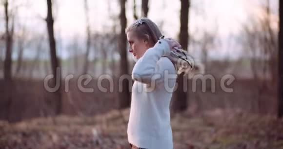 女人用听诊器检查森林里的一棵树视频的预览图