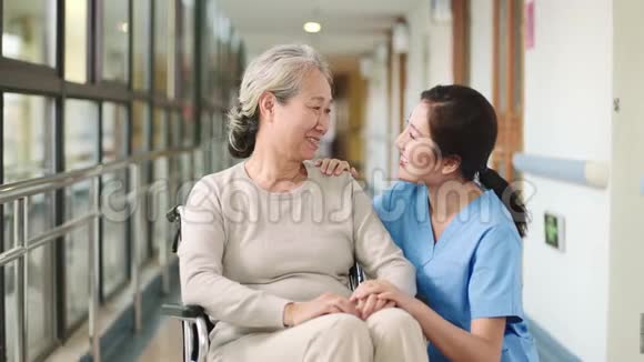 友好的员工与养老院的高级妇女交谈视频的预览图