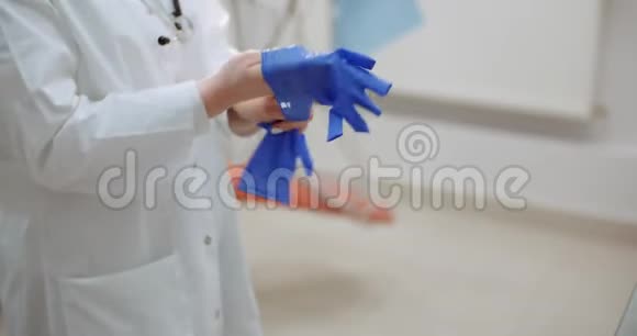 带上手套的女科学家视频的预览图