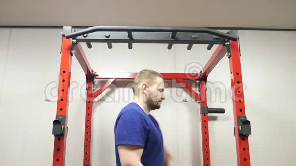 运动员在健身房的拉杆上为上身进行力量锻炼视频的预览图