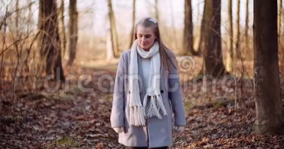 秋天积极女性在树林中散步的肖像视频的预览图
