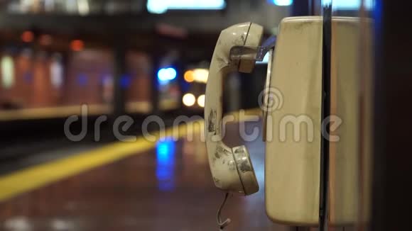 地铁站里的公用电话视频的预览图