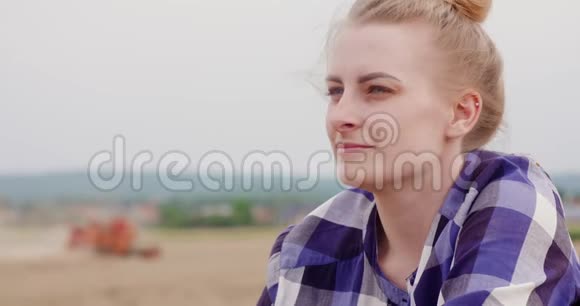 农业女性农民在收割时看庄稼视频的预览图