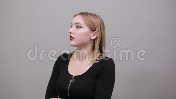 年轻的金发女孩穿着黑色夹克吓坏了的女人表现出恐惧的情绪视频的预览图