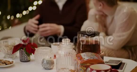 圣诞节期间在家听祖父讲话的女人视频的预览图