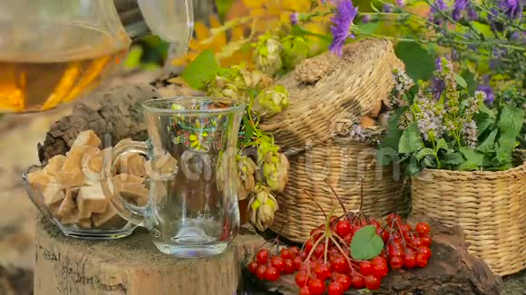 茶和浆果的秋天静物视频的预览图