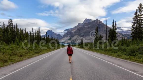 女孩子在风景优美的道路上行走的连续循环动画视频的预览图