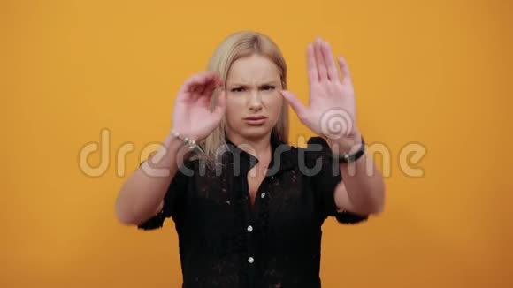 穿着黑色衣服的女孩生气愤怒的女人停下来双手伸出手掌视频的预览图