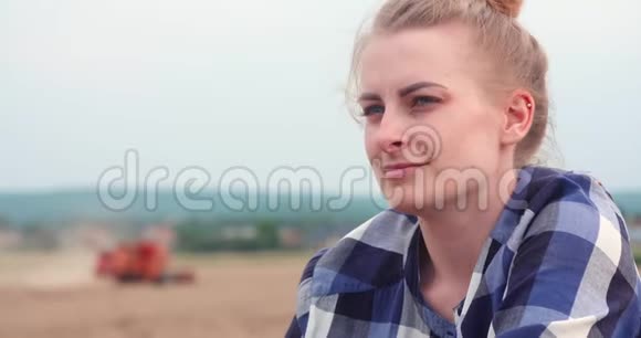农业女性农民在收割时看庄稼视频的预览图