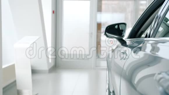 经销商中女性顾客开门选择汽车的特写视频的预览图