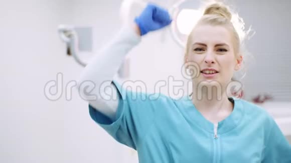 积极成功的女牙医的肖像视频的预览图