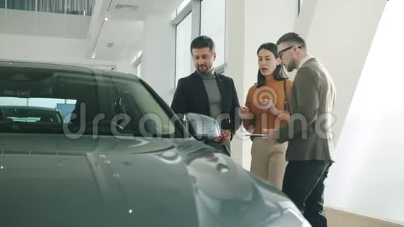 兴高采烈的一家人在经销商处买车和经理谈新车视频的预览图