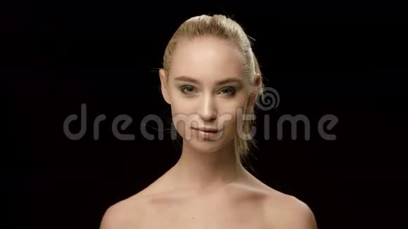乌克兰时尚模特特写被孤立在黑色背景上漂亮的模特女孩化妆美丽的黑发女士视频的预览图