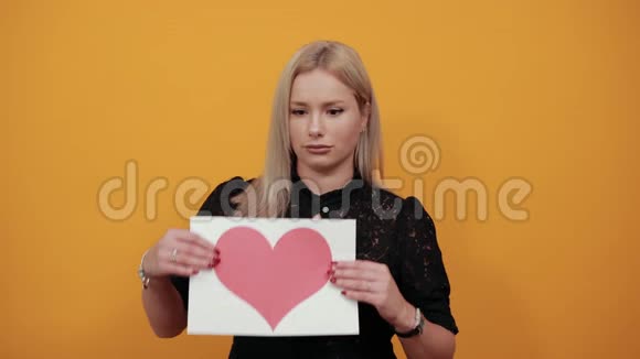 女孩心烦意乱不高兴的女人拿着一张红心纸手掌停住视频的预览图