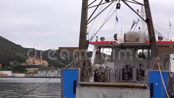 一艘空渔船的背面视频的预览图