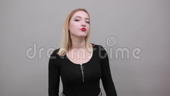 年轻的金发女孩穿着黑色夹克美丽的女人交叉双臂视频的预览图
