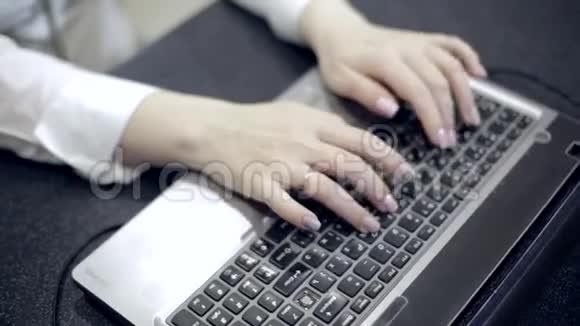 女人正在笔记本电脑上打字特写镜头视频的预览图