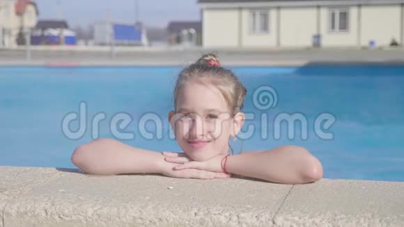 一个金发女孩在户外享受天然水疗视频的预览图