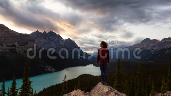 加拿大落基山脉冒险女孩连续循环动画视频的预览图