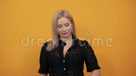 女孩时尚酷女人展示了三根手指用心拿着一张纸视频的预览图