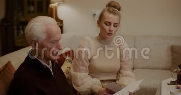 祖父和孙女卡罗琳在家视频的预览图