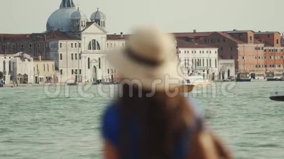 戴帽子的女士站着欣赏圣玛丽的健康船帆大运河视频的预览图