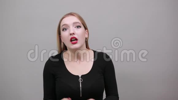 年轻的金发女孩穿着黑色夹克吓坏了的女人表现出恐惧的情绪视频的预览图
