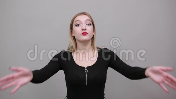 穿黑色夹克的女孩时尚的女人伪装自己用手指遮住脸视频的预览图