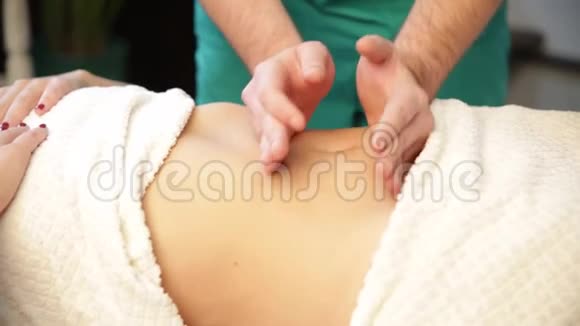 按摩师的手他的男人做腹部按摩视频的预览图