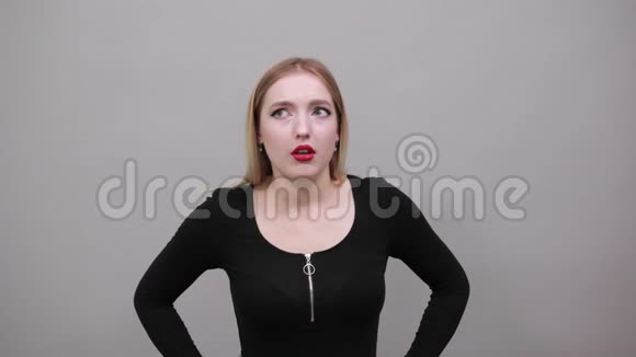 穿黑色夹克的女孩震惊了女人的反应双手抱着头视频的预览图