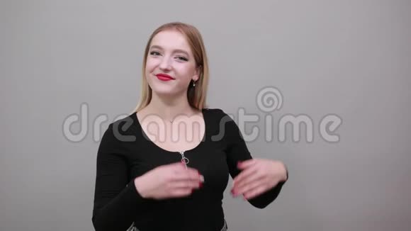 幸福的女人用食指指着方向示范一些东西视频的预览图