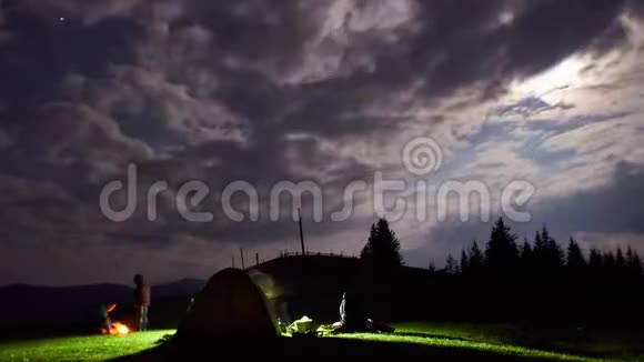 一家人晚上在山上篝火露营时光流逝视频的预览图