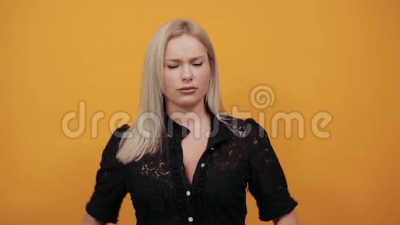 穿着黑色衣服的女孩穿着黄色衣服愤怒的愤怒的女人横着扭曲的手掌视频的预览图