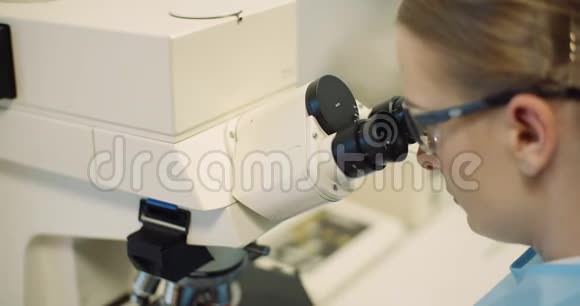 科学家在实验室用显微镜检查细菌视频的预览图
