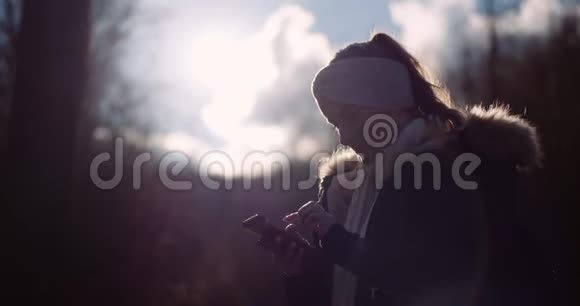 科技秋天使用智能手机拍照的女人视频的预览图