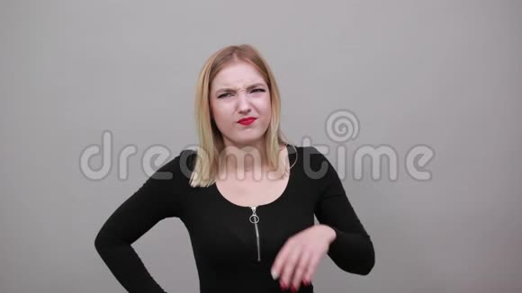 年轻的金发女孩穿着黑色夹克梦想中的女人怀疑牵手面对视频的预览图