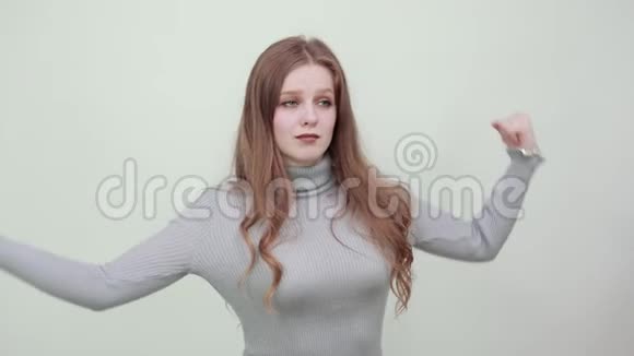 灰色的女人展示她的手臂肌肉展示力量自信力量视频的预览图