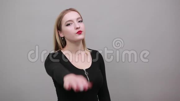 年轻的金发女孩穿着黑色夹克女人停止手势视频的预览图