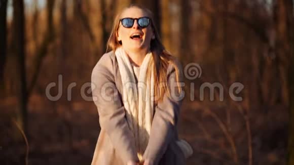 积极快乐的女人在公园秋天扔树叶视频的预览图