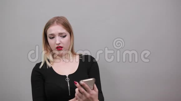穿黑色夹克的女孩沮丧的女人对电话交谈反应消极视频的预览图