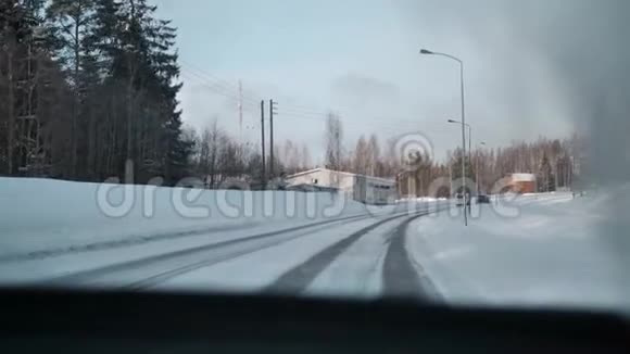 芬兰的冬季公路视频的预览图