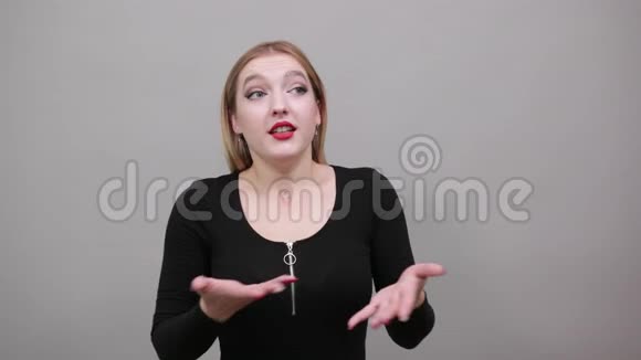 愤怒的女人掐住自己的脖子用手拉着舌头视频的预览图