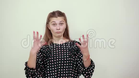一个穿着白圈的女孩紧张不安的女孩露出紧张的手指视频的预览图